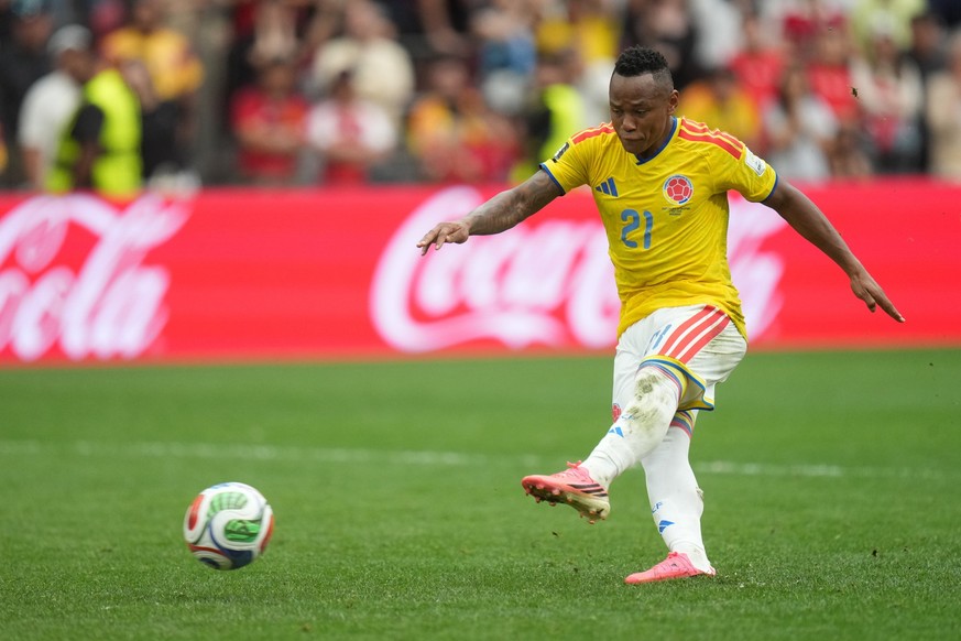 epa13096718 Jaminton Campaz of Colombia scores his kick during the penalty shoot-out of the FIFA World Cup 2026 Round of 16 match Switzerland against Colombia, in Vancouver, Canada, 07 July 2026. EPA/ ...