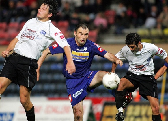 Le Lausannois Stephane Chapuisat, centre, tente controler le ballon, entre les Tessinois Remy Frigomosca, gauche, et Michele Tundo, lors du match de Challenge League FC Lausanne-Sport contre FC Locarn ...