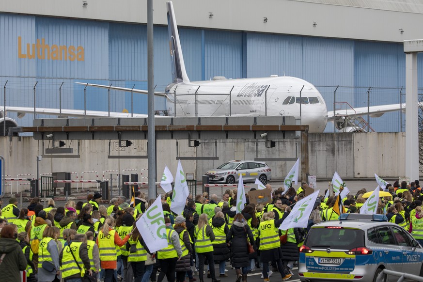 epa11216017 Lufthansa Cabin crew members walk to the Lufthansa aviation Center at the Frankfurt Airport, in Frankfurt am Main, Germany, 12 March 2024. The UFO cabin crew union has called on its member ...