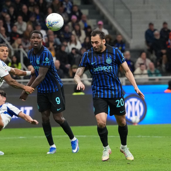 Hakan Calhanoglu marque le 2-2 de la tête.