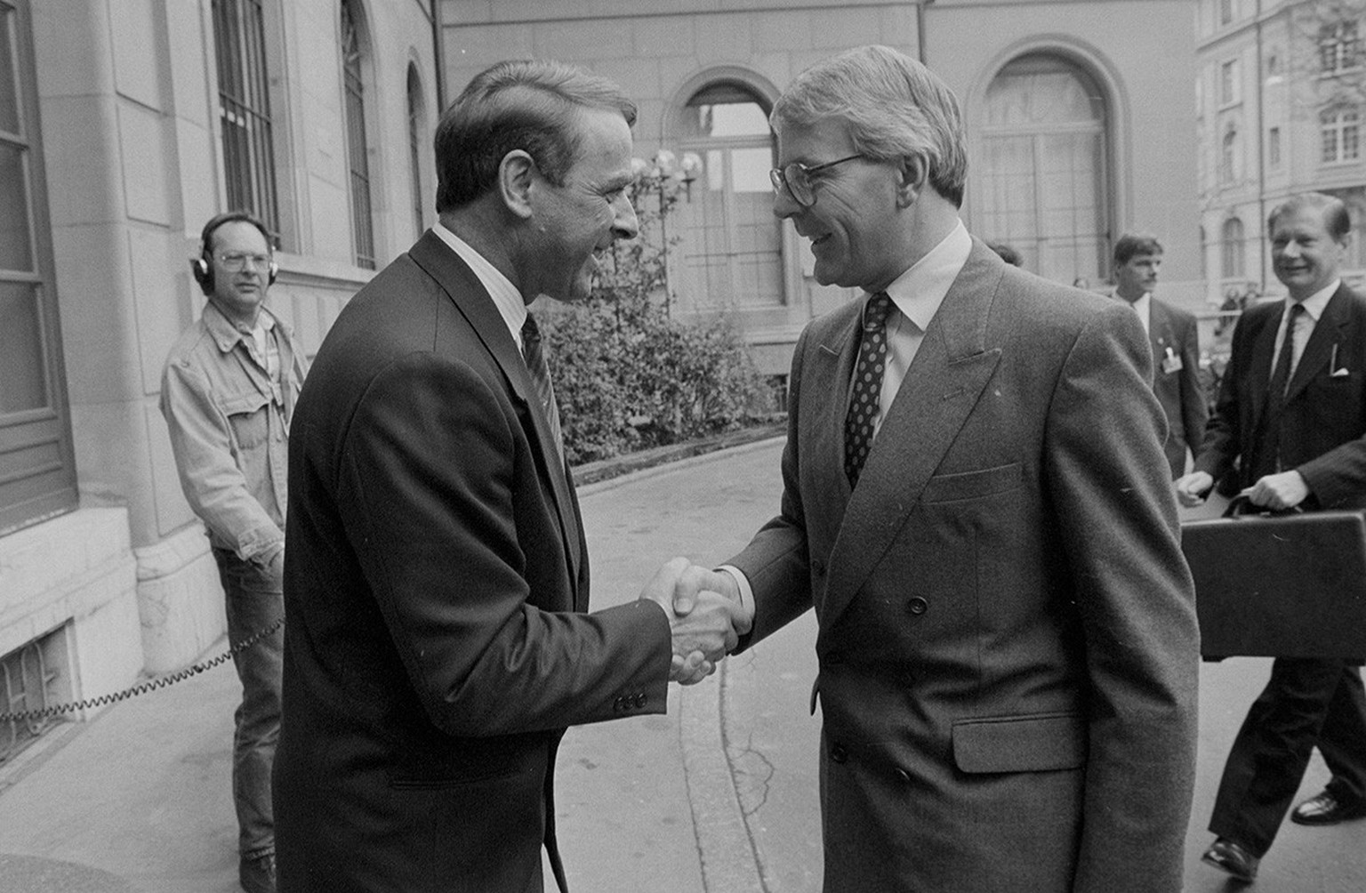 Le Premier ministre britannique John Major accueilli par Adolf Ogi en 1993 à Berne.
https://permalink.nationalmuseum.ch/101318932