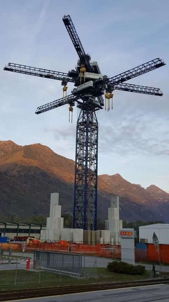 La grue d&#039;Energy Vault à Arbedo-Castione, près de Bellinzone.