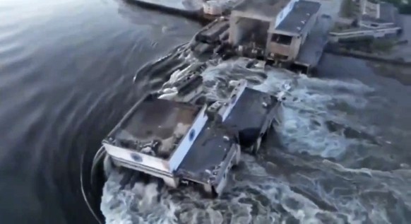 Le barrage est visiblement détruit.