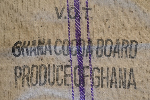 Ghana, cocoa business GHANA, Suhum, jute bags of Cocoa Board for cocoa beans, the state authority Cocoa Board of Ghana regulates the cocoa business *** GHANA, Suhum, Jute S�cke f�r Kakao mit Aufschrif ...