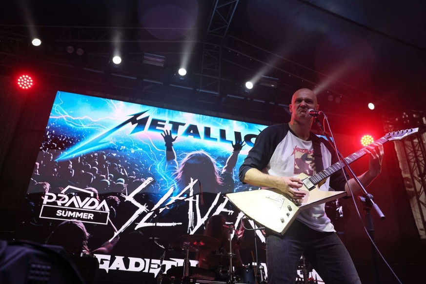 Dark Secret Love, le groupe de reprises metal moscovite, se produit lors d&#039;un concert à Moscou le 8 juin 2025.