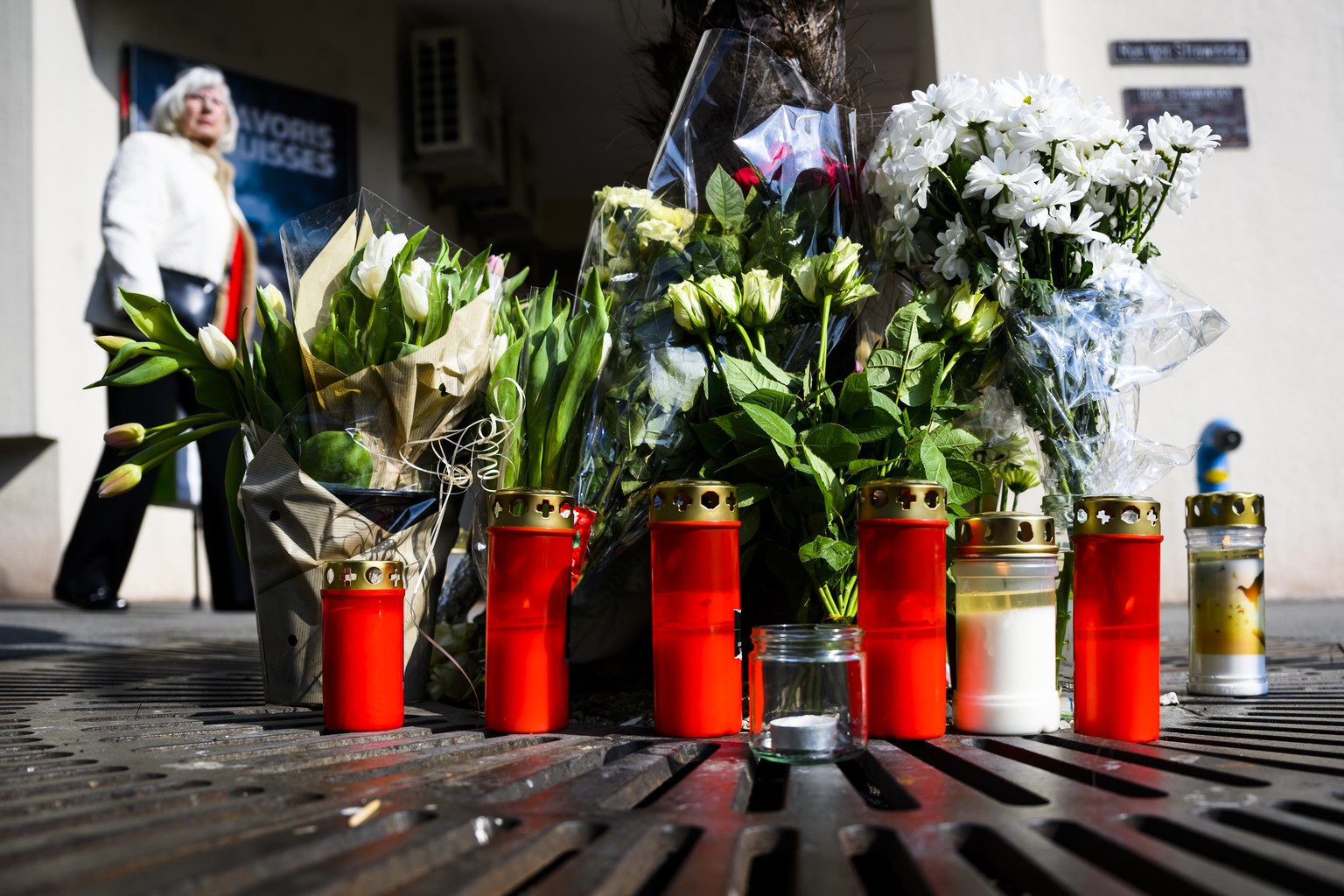 Des bougies et des fleurs en hommage aux victimes sont déposées sur les lieux du drame le vendredi 25 mars 2022 à Montreux.