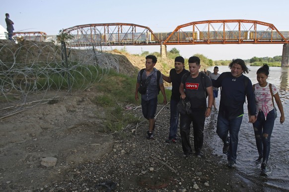 Des migrants, principalement originaires du Nicaragua, traversent le Rio Grande pour entrer aux États-Unis à Eagle Pass, au Texas.