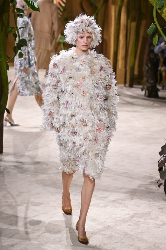 epa13094657 A model walks the runway for the Women's Haute Couture Autumn/Winter 2026-2027 collection of Chanel during Paris Fashion Week, in Paris on July 7, 2026. EPA/Firas Abdullah