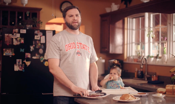 On ne fait que spéculer, mais JD Vance doit aimer le bacon, comme sur ce clip de campagne pour le poste de sénateur dans l'Ohio aux côtés de sa fille, Mirabel.