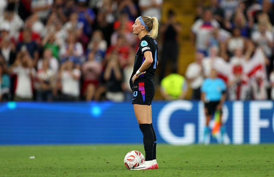 GENEVA, SWITZERLAND - JULY 22: Chloe Kelly of England prepares to take a penalty during the UEFA Women&#039;s EURO 2025 Semi-Final match between England and Italy at Stade de Geneve on July 22, 2025 i ...