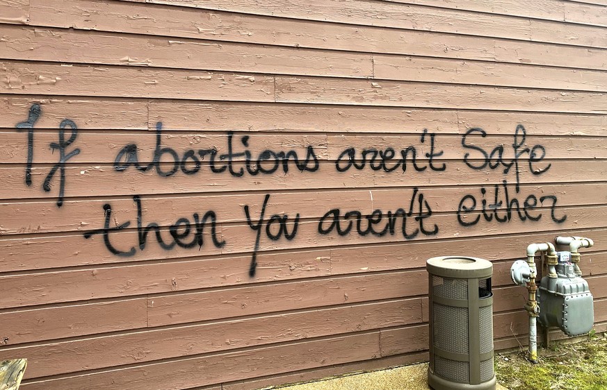 A Madison (Wisconsin), un graffiti indiquant: «si les avortements ne sont pas sûrs, vous ne l'êtes pas non plus»