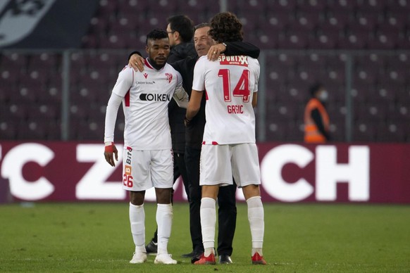 Paolo Tramezzani félicitant ses joueurs après leur victoire à Genève.