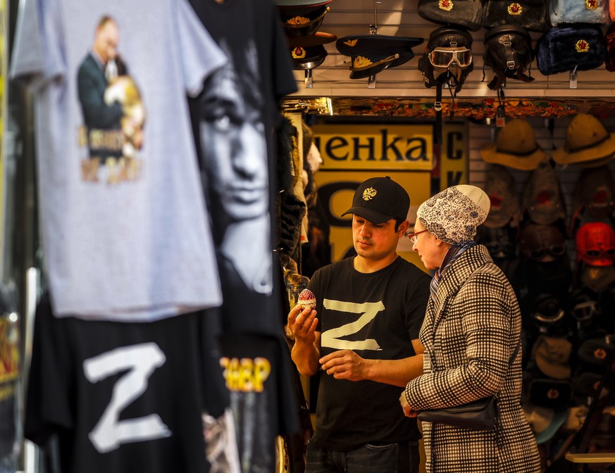 epa09974772 A giftshop owner dressed in a T-shirt with the symbols &#039;Z&#039; in Moscow, Russia, 25 May 2022. The letters Z and V, painted on Russian military vehicles in Ukraine, have quickly beco ...