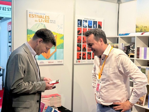 Nicolas Kolly s’arrête devant le stand des éditions Montsalvens, tenu par le président du Centre fribourgeois, Romain Chesa. Sans surprise, on ne les mettra pas d’accord.