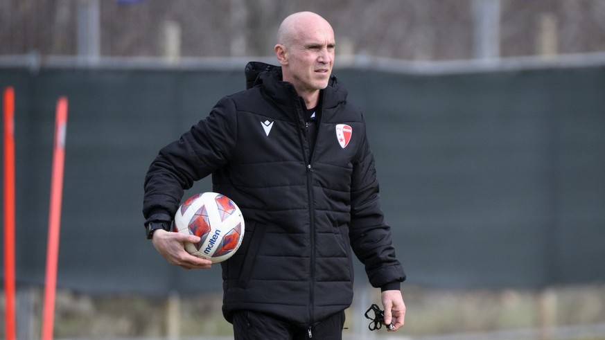 FC Sion&#039;s new coach France&#039;s David Bettoni watches his players perform exercises during his first training session with FC Sion&#039;s Super League soccer team in Riddes, Switzerland, Tuesda ...