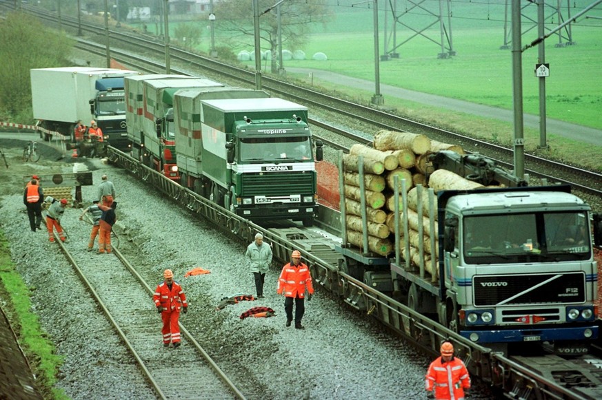 Ici, des ouvriers chargés de charger des camions sur la première autoroute ferroviaire (Rola) en 2001 à Brunnen (SZ).