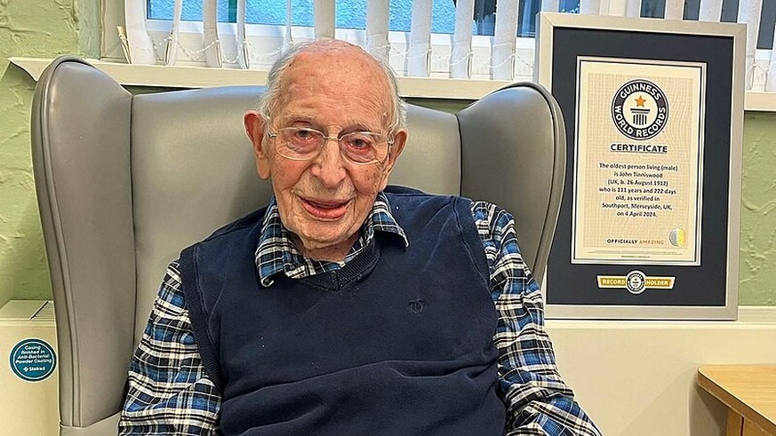 John Tinniswood et son certificat, établi par le Guinness World Records.