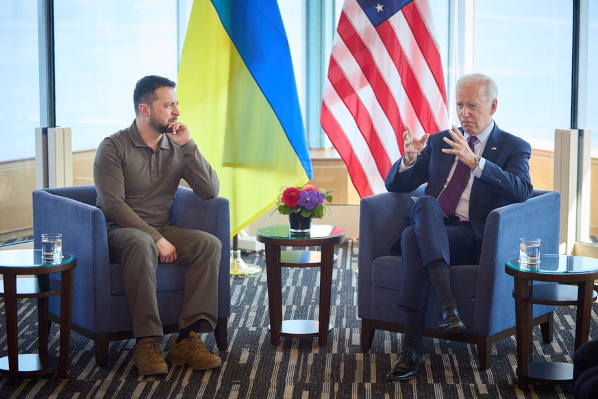 Le président ukrainien Volodomyr Zelensky et son homologue américain Joe Biden, en pleine discussion.
