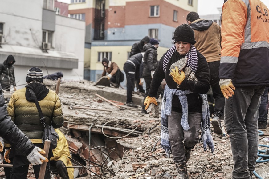 Les secouristes s'affairent pour tenter de sauver des survivants, ici à Gaziantep, en Turquie. Le bilan, très lourd, a été mis à jour de 3600 à 4300 morts vers 6h.