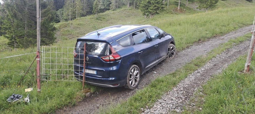 Après avoir cambriolé un magasin d'armes à Ried, un hameau de Muotathal (SZ), les auteurs présumés ont abandonné leur voiture à Oberiberg.