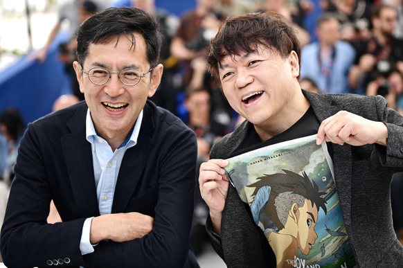 A gauche, le réalisateur japonais et directeur du développement créatif du parc Ghibli, Goro Miyazak et à droite, Kenichi Yoda.