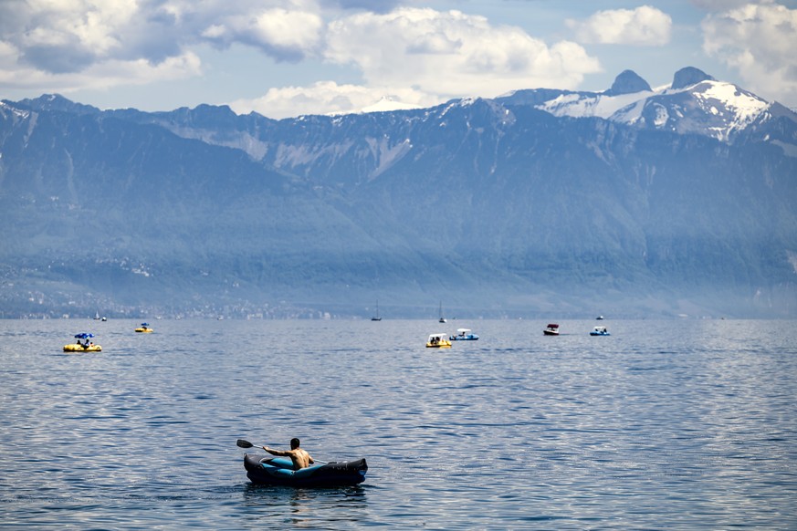 Une personne profite du soleil et du beau temps en faisant du canoe sur le Leman a Ouchy lors du week-end de l&#039;Ascension le samedi 11 mai 2024 a Lausanne. (KEYSTONE/Jean-Christophe Bott)