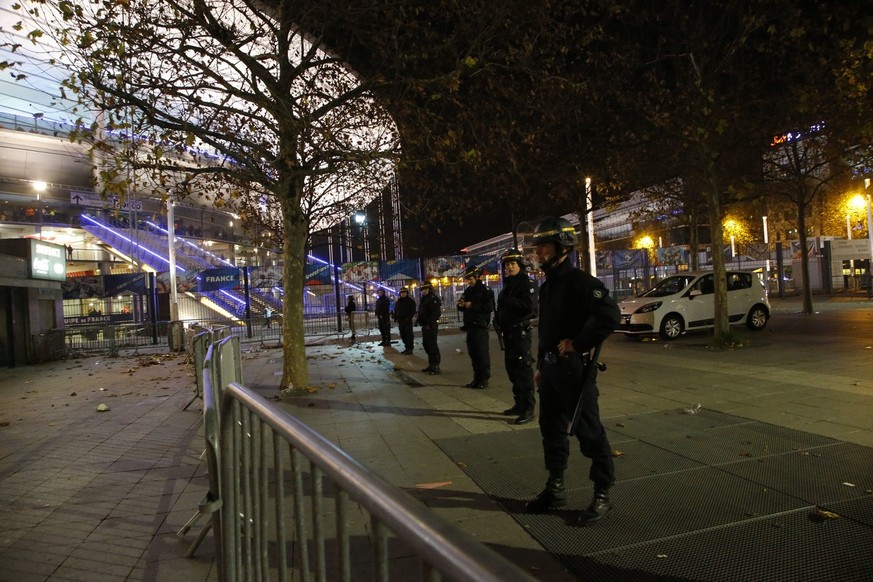 Les abords du Stade de France le soir des attentats du 13 novembre.