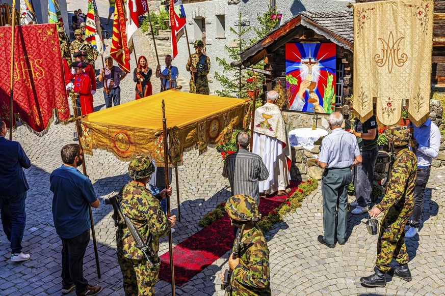 Un service religieux en uniformes pendant la procession de la Fête-Dieu de ce mois de juin à Grimentz, en Valais.