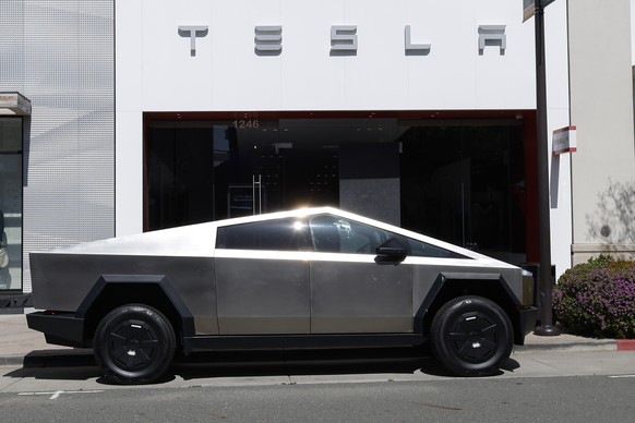 epa12045833 A Tesla Cybertruck parked outside a Tesla showroom in Walnut Creek, California, USA, 21 April 2025. Tesla has reportedly dropped production for several Cybertruck lines and will be moving  ...