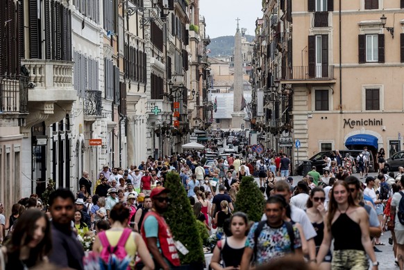 epa09995524 Tourists walk around during a hot day in Rome, Italy, 04 June 2022. The Italian Ministry of Health on 03 June issued a Level 2 warning as African anticyclone &#039;Scipio&#039; is sweeping ...