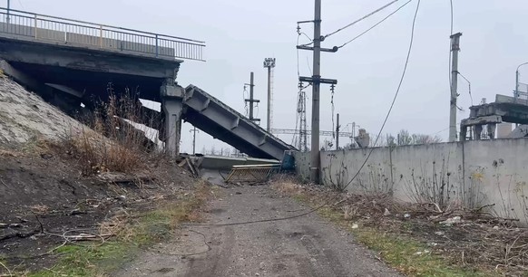 Un pont détruit à Pokrovsk.