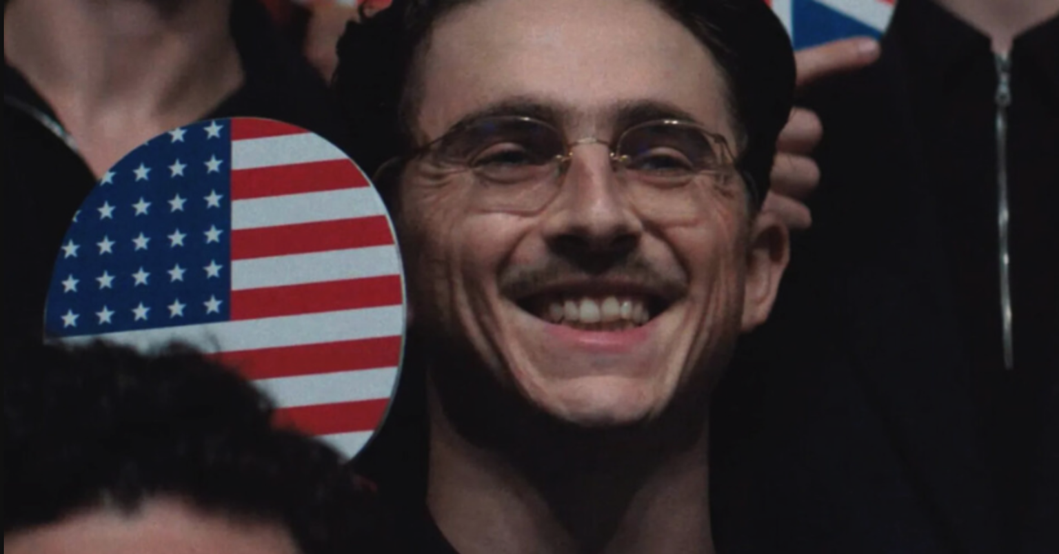 Marty Mauser un personnage détestable, mégalomaniaque et arrogant que Timothée Chalamet arrive à rendre particulièrement attachant. C'est ça le talent.