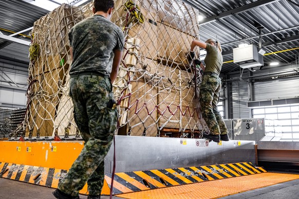 epaselect epa12284405 Boxes with humanitarian aid is prepared for shipment in a Dutch military transport aircraft at Eindhoven Air Base, in Eindhoven, The Netherlands, 05 August 2025. The C-130 type a ...