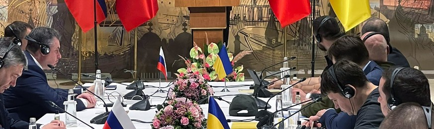 Les délégations russe (à gauche) et ukrainienne (à droite) lors des discussions à Istanbul.