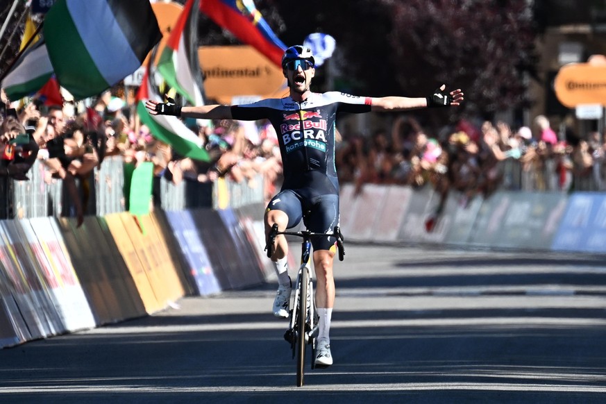 epaselect epa12143560 German rider Nico Denz� of Red Bull - Bora - Hansgrohe celebrates winning the 18th stage of the Giro d&#039;Italia 2025 cycling race, over 144km from Morbegno to Cesano Maderno,  ...