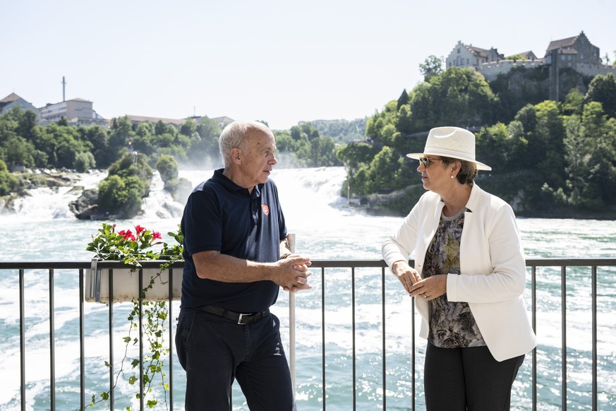 Bundesrat Ueli Maurer spricht mit Bundesraetin Viola Amherd waehrend der Bundesratsreise beim Schloessli Woerth in Neuhausen am Rheinfall in Schaffhausen, am Donnerstag, 30. Juni 2022. (KEYSTONE/Ennio ...