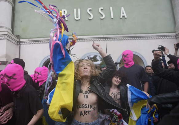 Des militantes de Pussy Riot et de Femen manifestent devant le pavillon russe contre la participation de la Russie à la Biennale.