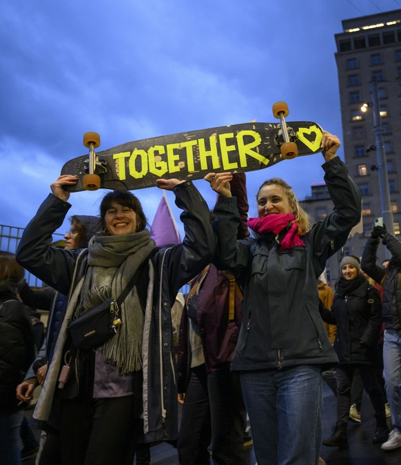 Des femmes defilent avec des pancartes devant la Tour Bel-Air lors d&#039;une manifestation lors de la journee internationale des droits des femmes ce mercredi 8 mars 2023 a Lausanne. (KEYSTONE/Lauren ...