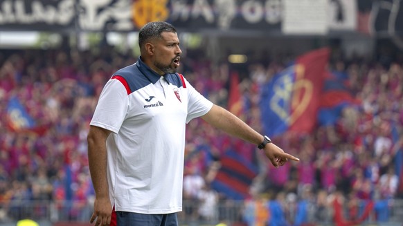Trainer Samir Chaibeddra (FC Biel), im Schweizer Fussball Cupfinalspiel zwischen dem FC Biel-Bienne und FC Basel, am Sonntag, 1. Juni 2025, im Stadion Wankdorf in Bern. (KEYSTONE/Peter Schneider)
