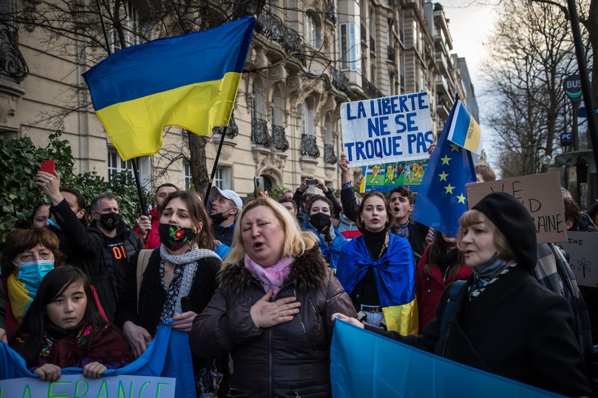 epa09777263 French-Ukrainian community members and pro-European activists gather in front of the Russian embassy in Paris, France, 22 February 2022 amid escalation on the Ukraine-Russian border. EPA/C ...