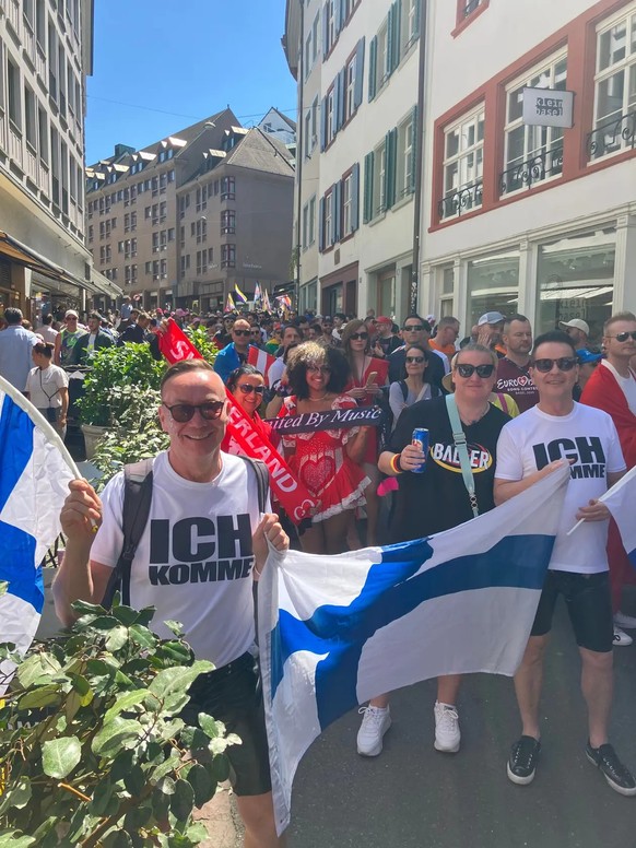 Jouni Pihkakorpi (devant à gauche) lors du défilé de la cérémonie d&#039;ouverture, vêtu d&#039;un T-shirt sur lequel est imprimé le titre de la chanson de la représentante finlandaise à l&#039;ESC.