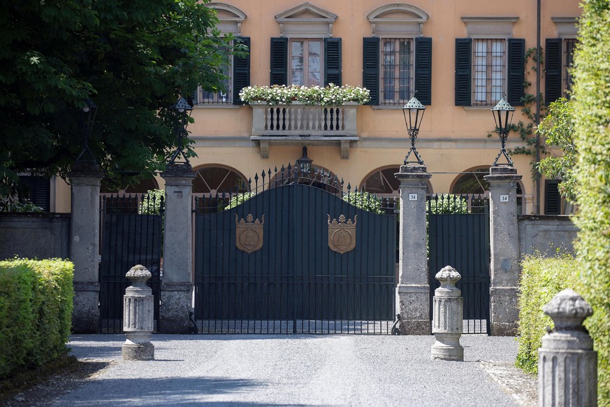Vue extérieure du portail d'entrée devant la Villa San Martino à Arcore.