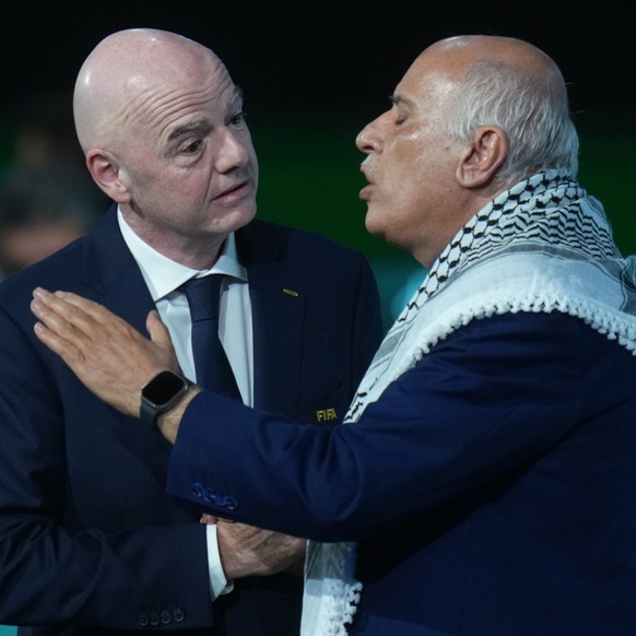 Jibril Rajoub (à droite), président de la Fédération palestinienne, a refusé de serrer la main d'un dirigeant israélien
