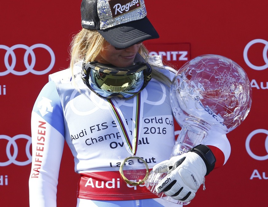 Lara Gut et son gros globe de cristal en 2016