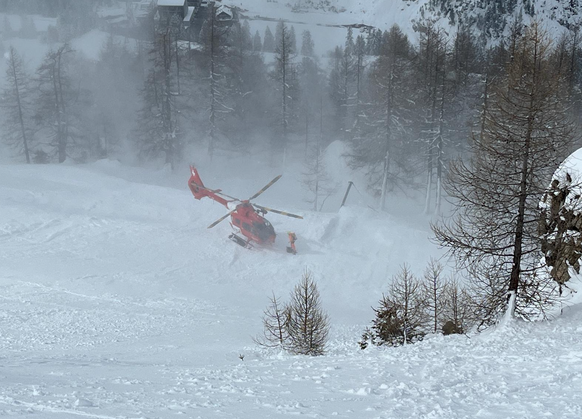 L&#039;intervention de la Rega au Col du Pillon, après une avalanche qui a emporté deux skieurs.