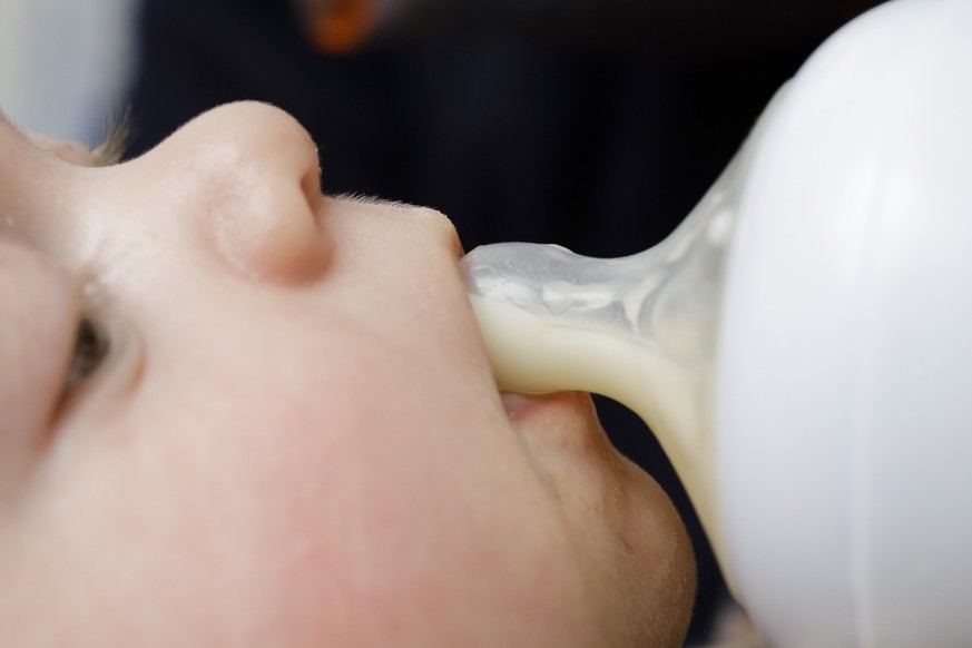 Berlin, Germany - October 17: An infant drinks milk from a bottle on October 17, 2017 in Berlin, Germany. (Photo by Thomas Trutschel/Photothek via Getty Images)