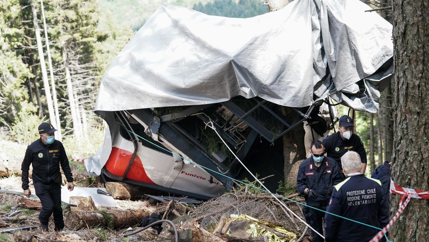 epa09231484 A detail of the remains of the cabin during the inspection by the technical consultant in the investigation into the Mottarone cable car accident, in Stresa, Italy, 27 May 2021. At least 1 ...