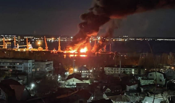 Russisches Kriegsschiff Nowotscherkassk im Krim-Hafen Feodossija getroffen, 26. Dezember 2023