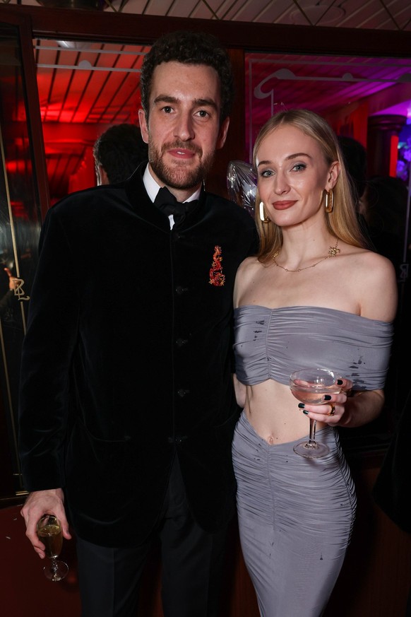 Peregrine Pearson et Sophie Turner assistent à la célébration de l&#039;année du dragon de Stanley Zhu au Dixie Queen le 10 février 2024 à Londres, en Angleterre.