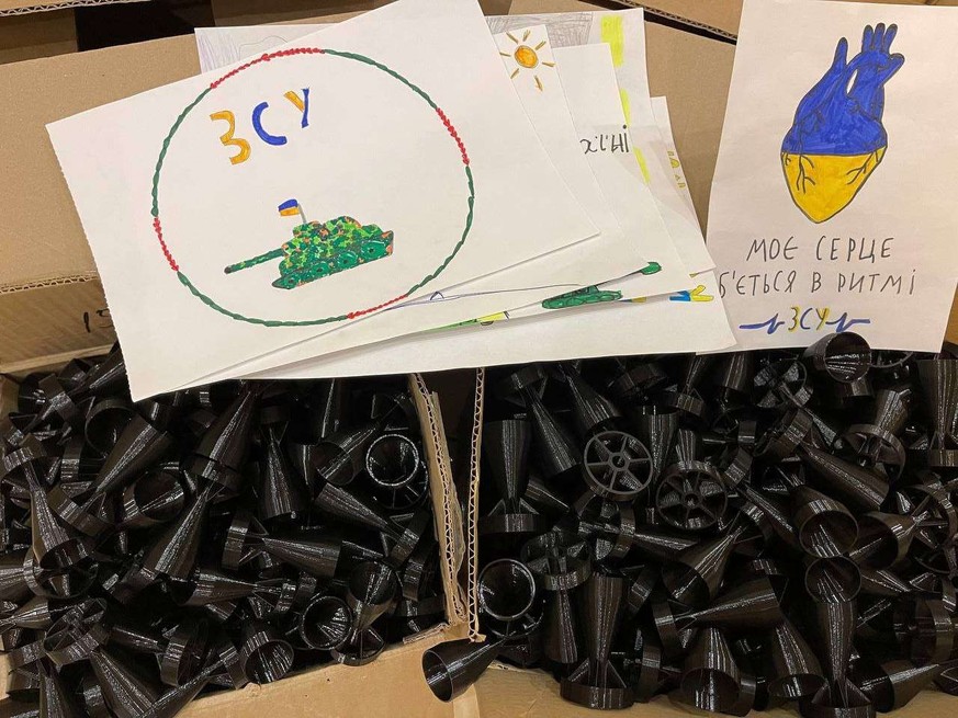 Ukraine: cet étudiant et son prof fabriquent des drones. Cet étudiant et son prof fabriquent des drones pour les soldats ukrainiens